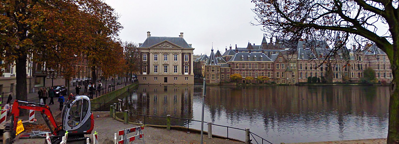 image of the back of the Mauritshuis from across the water